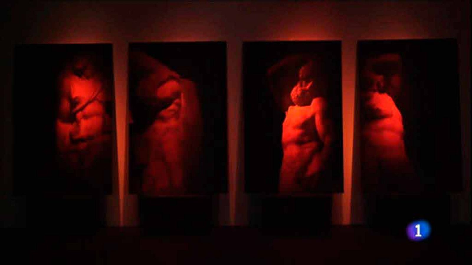 Fernando Maquieira muestra su guía nocturna de museos