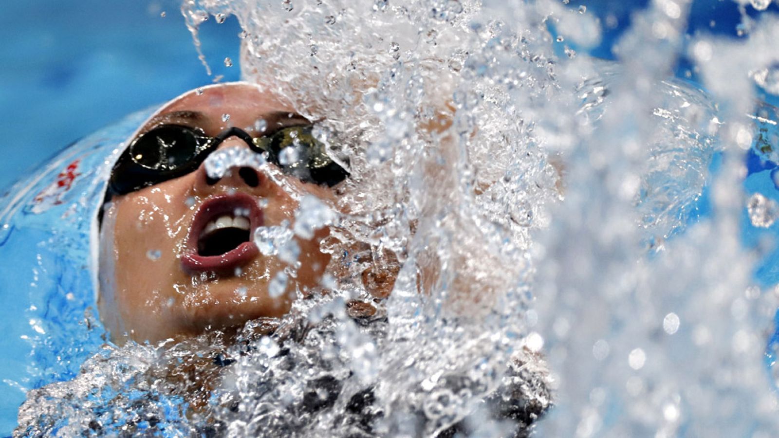La canadiense Kylie Jacqueline Masse ha batido el récord mundial de los 100 espalda al nadarlos en 58.10, prácticamente cinco minutos después de que el británico Adam Peaty batiera el de los 50 braza durante la tercera jornada del Mundial de Budapest