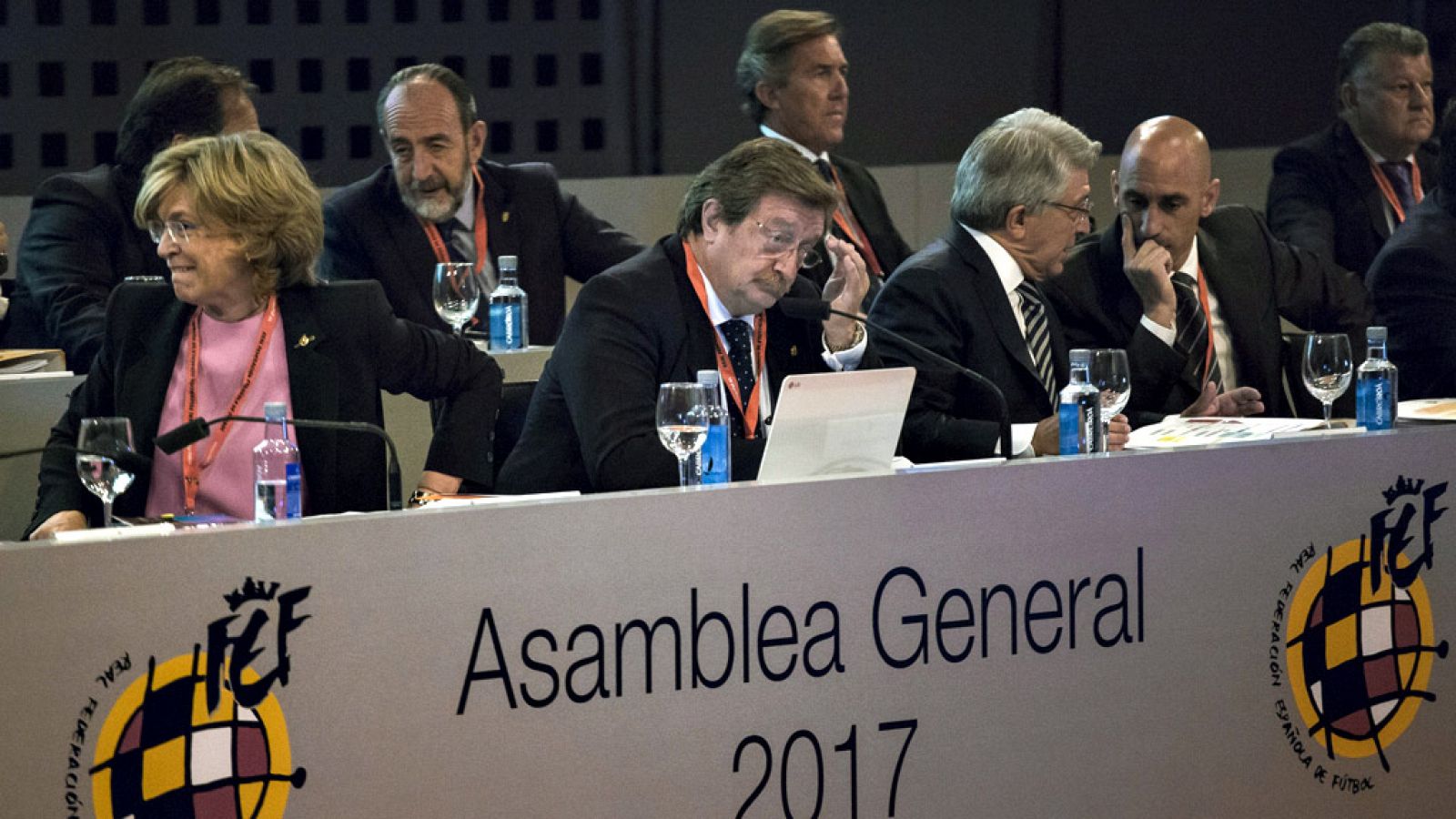 El nuevo presidente de la Real Federación Española de Fútbol  (RFEF), Juan Luis Larrea, aseguró que "hay que dejar trabajar a la  justicia" tras el encarcelamiento de Angel María Villar, detenido por  corrupción, y que su cargo es "provisional", adem