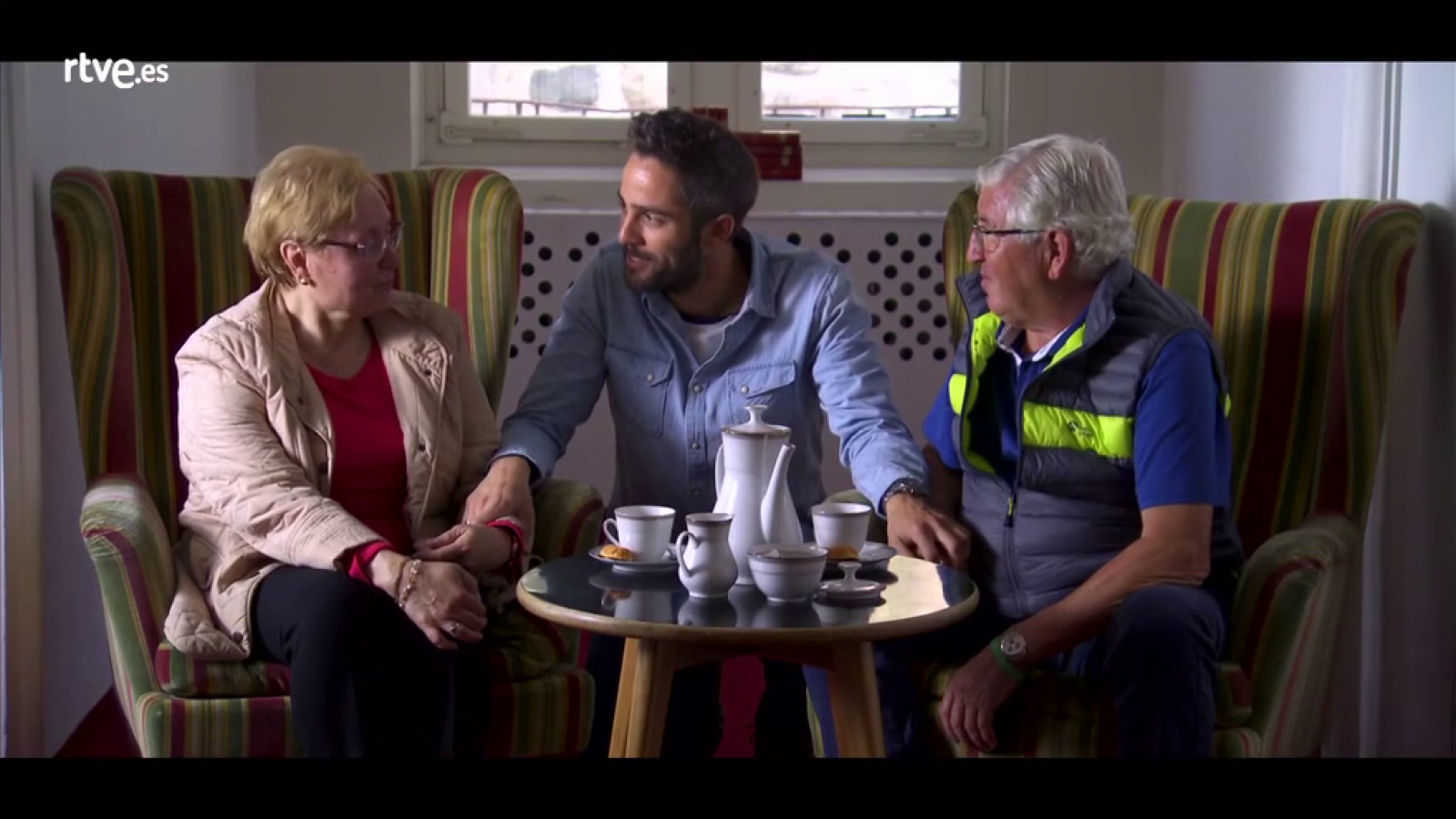 Hotel Romántico - Mercedes y Enrique tienen su primera cita a solas