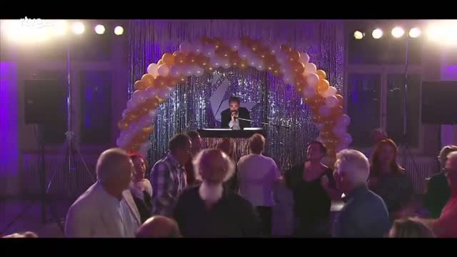 Hotel Romántico - Los cupidos organizan un baile para todos los huéspedes