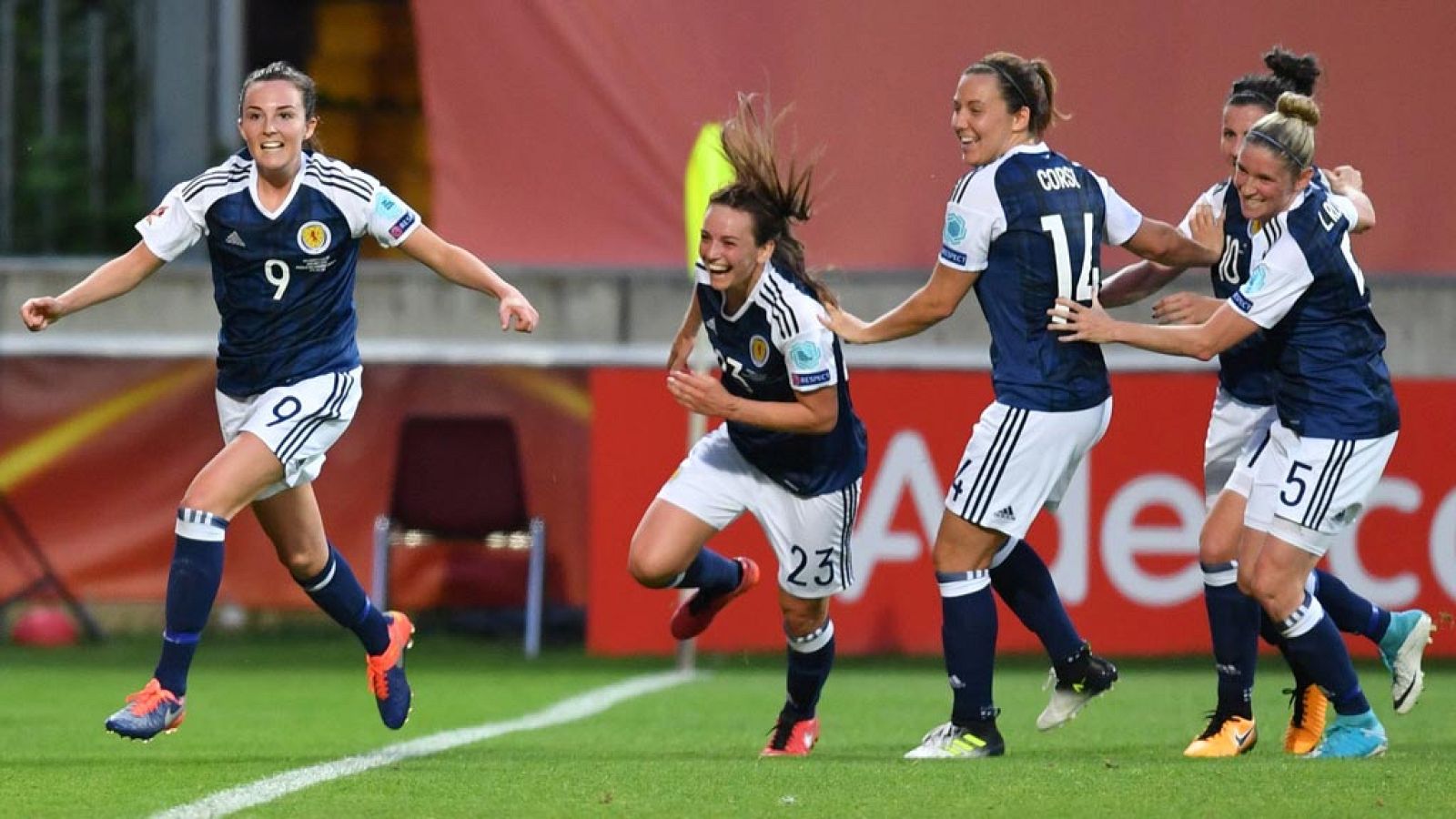 La selección escocesa se puso por delante ante España con un gol de Weir tras los mejores minutos de España.