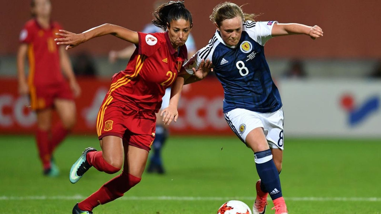 La selección española ha logrado el pase a los cuartos del Europeo femenino de fútbol gracias a la derrota de Portugal contra Inglaterra y pese a perder contra Escocia el último partido de la fase de grupos.