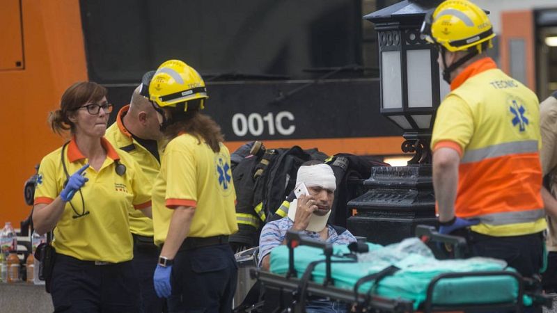 Un total de 54 heridos, uno grave, en un accidente de tren de Cercanías en Barcelona - Informativo 24h | Ver