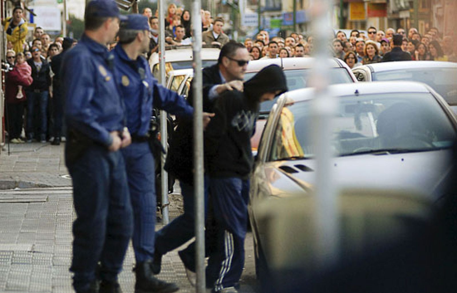 Tensión en la calle León de Sevilla donde vivía el presunto asesino de Marta del Castillo | Ver