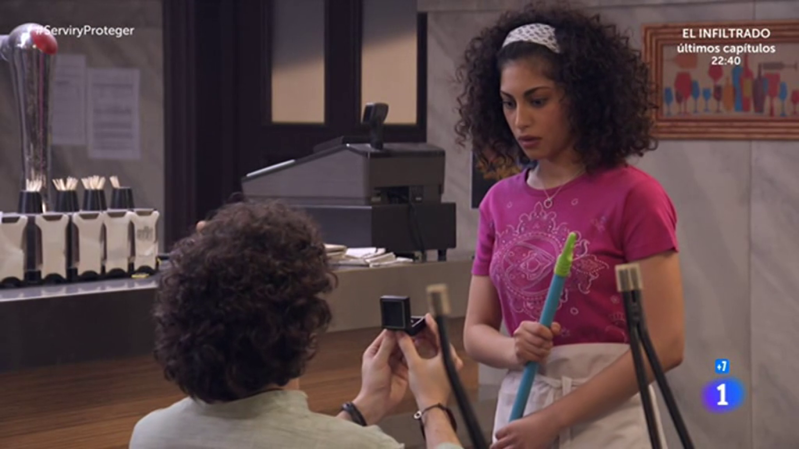 Servir y Proteger - Eugenio sorprende a Salima pidiéndole matrimonio