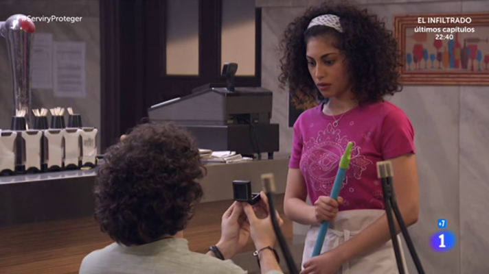 Servir y proteger - Eugenio sorprende a Salima pidiéndole matrimonio