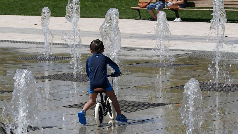 Un total de 10 provincias estarán en riesgo por  fuertes lluvias en el nordeste y otras 7 por el calor