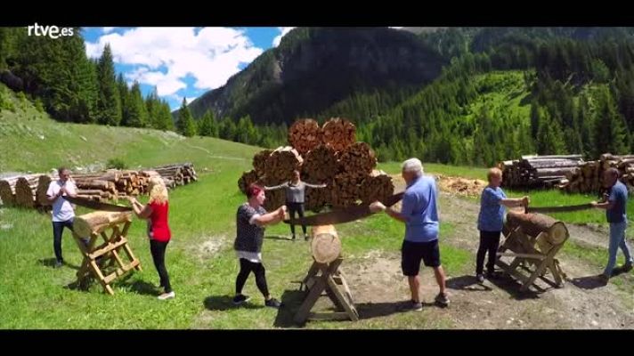 Hotel Romántico - Las parejas miden su competitividad cortando troncos