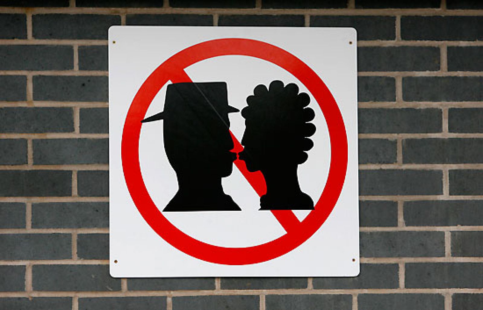 'Prohibido besarse' fuera del área habilitada | Ver