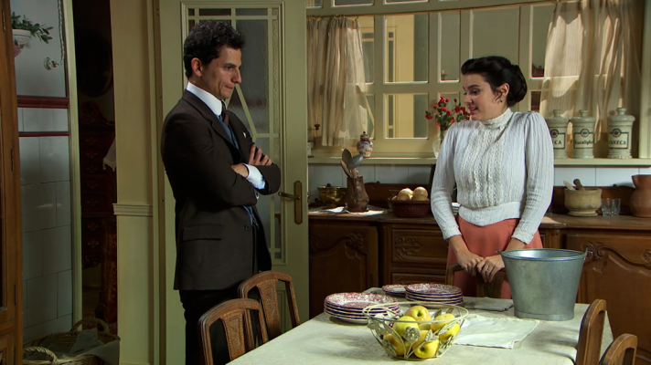 Acacias 38 - Antonio defiende a Lolita de las burlas de María Luisa