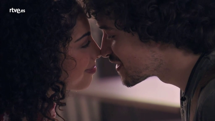 Servir y proteger - Salima le entrega una pulsera que simboliza su unión