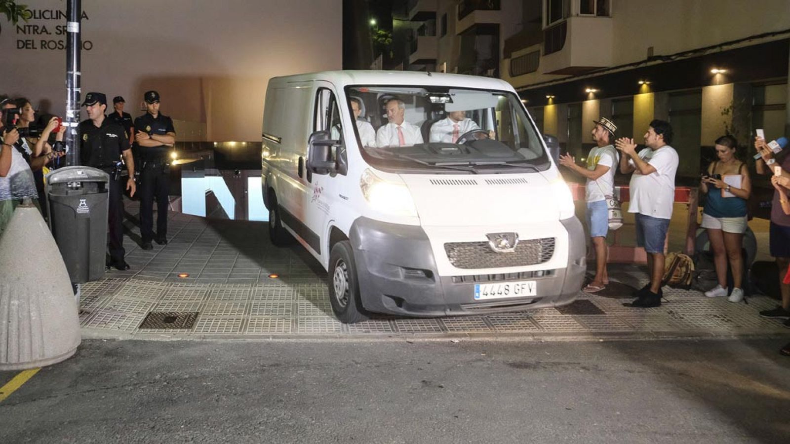 Los restos mortales de Ángel Nieto se encuentran en el tanatorio de Ibiza - Informativo 24h | Ver