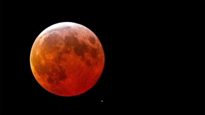 Telediario 1 - Un eclipse parcial teñirá ligeramente de rojo a la Luna esta noche