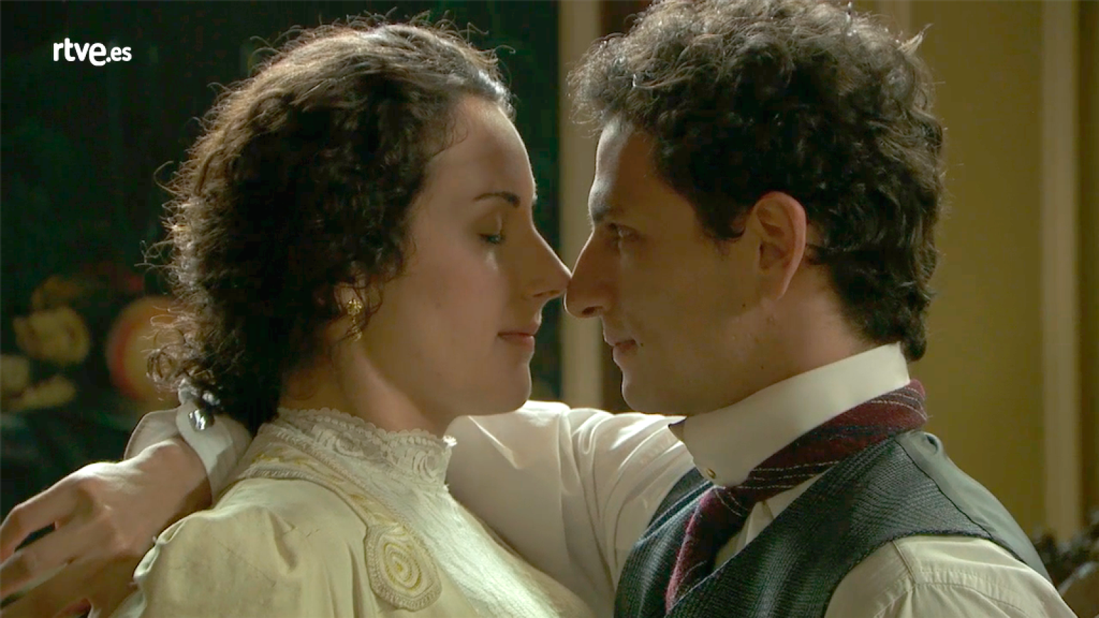 Acacias 38 - Antoñito y Lolita, a punto de besarse