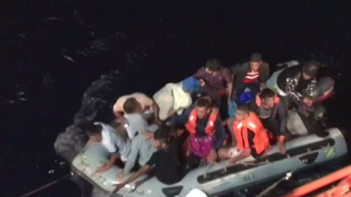 Informativo 24h - Rescatan a 12 inmigrantes de una patera interceptada a 55 millas de Cabo Gata