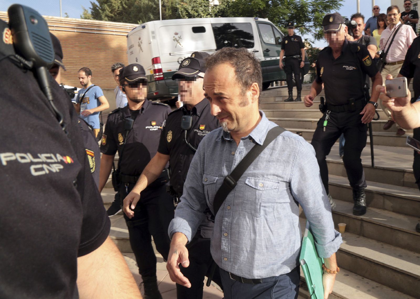 El juez ordena la detención de Juana Rivas por un presunto delito de retención de menores | Ver