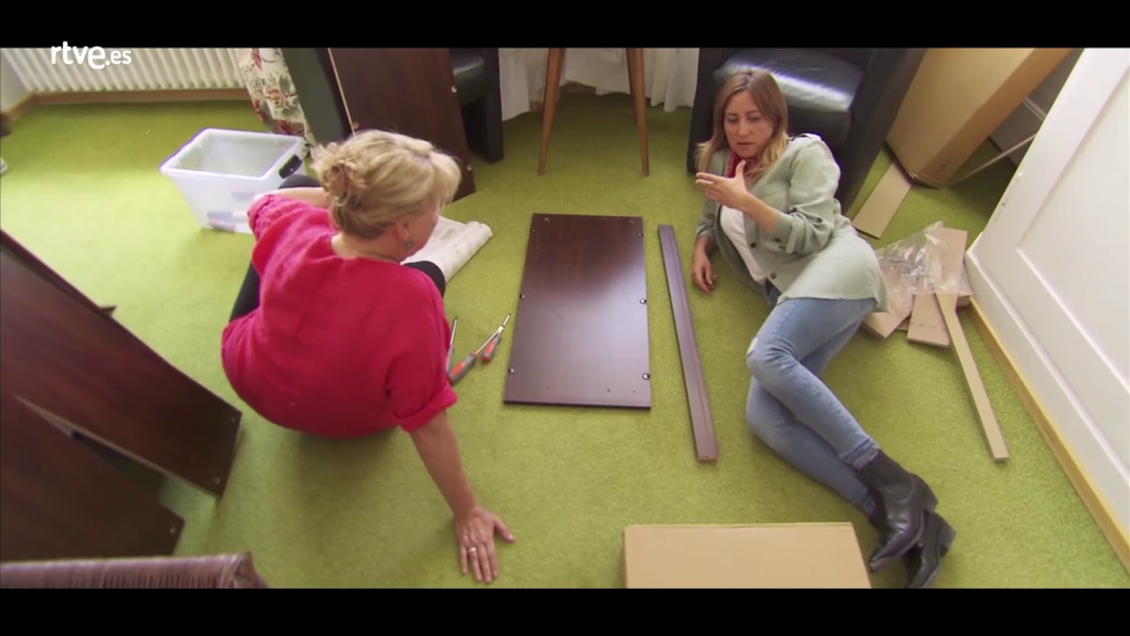 Hotel Romántico - Las parejas montan juntas su primer mueble