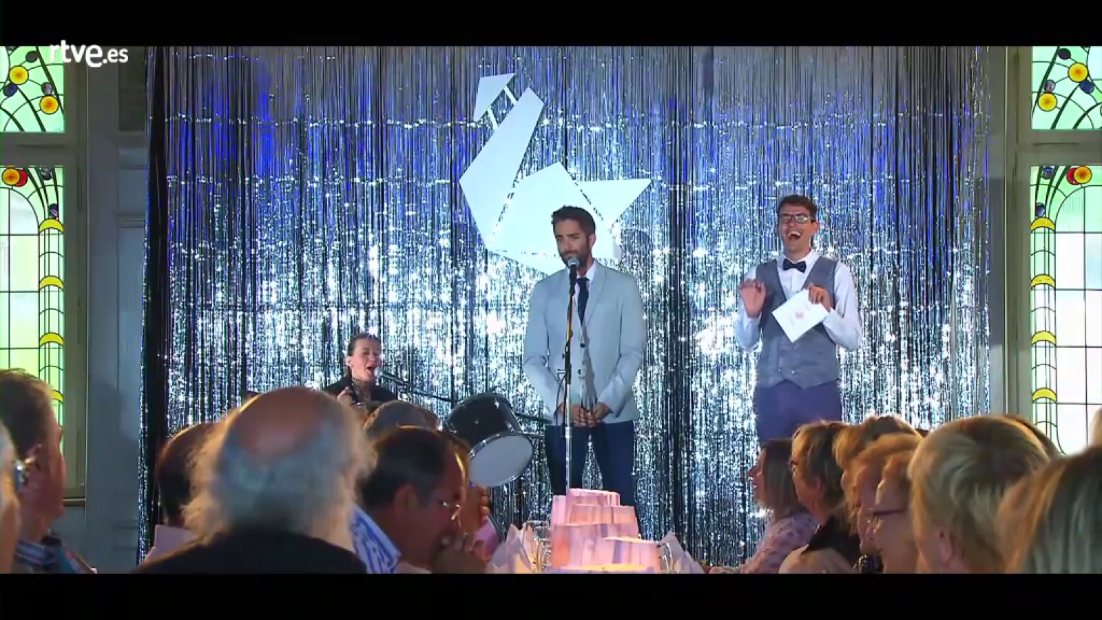 Hotel Romántico - Los cupidos escogen a la pareja que visitará la cabaña