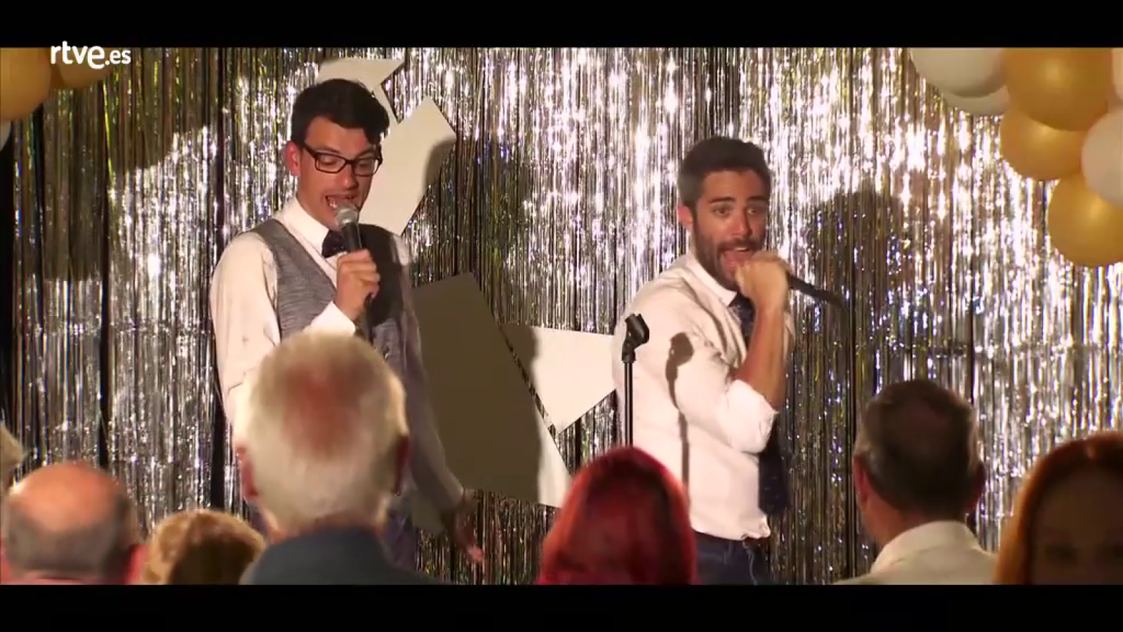 Hotel Romántico - Los huéspedes cantan junto a Roberto y Elías en un karaoke