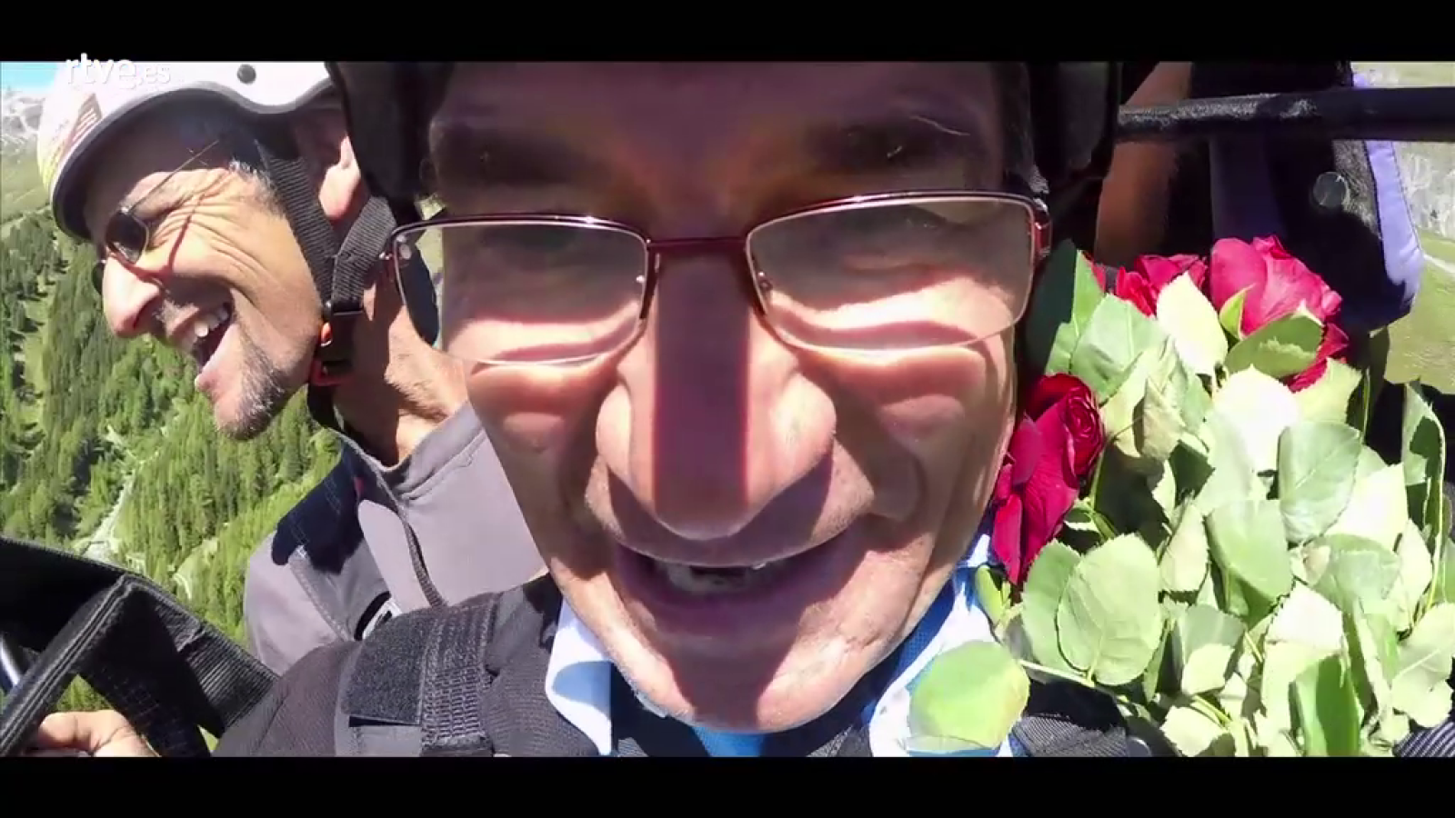 Hotel Romántico - David salta en parapente para sorprender a Mercedes