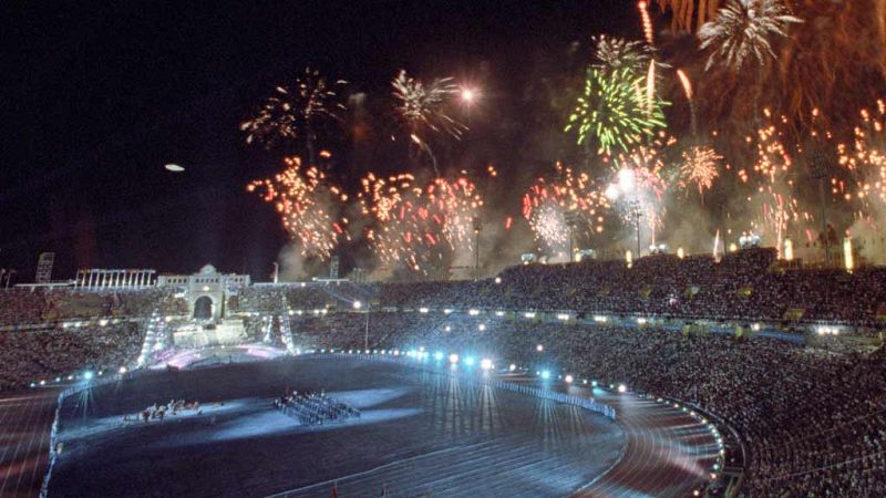 "Amigos para siempre", la casi accidentada clausura de Barcelona 92 | Ver