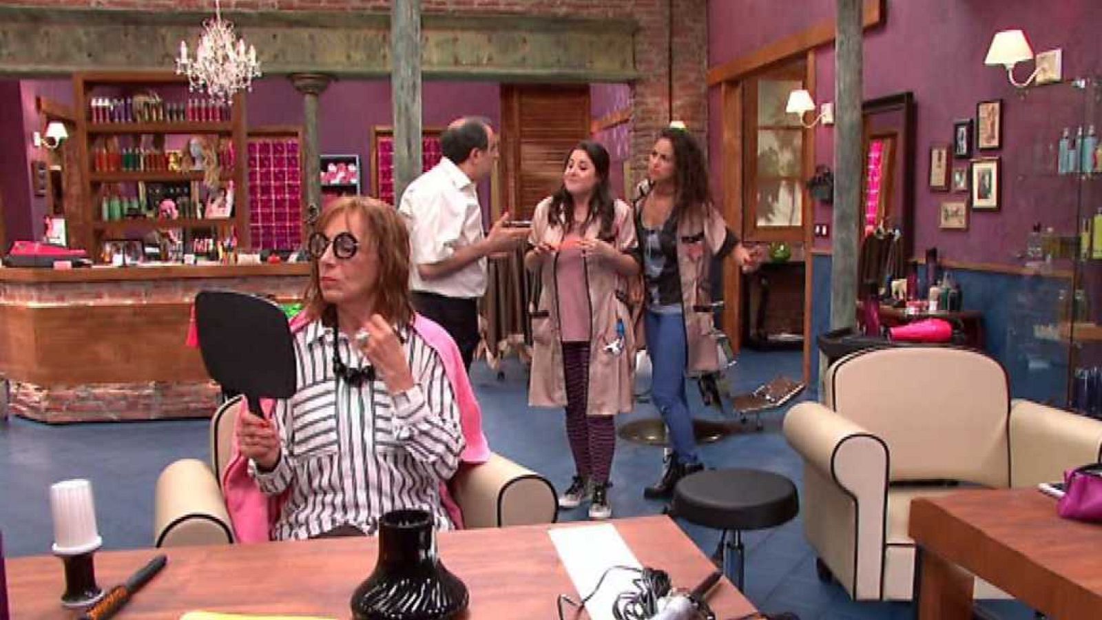 La Peluquería - Aurelia y el Facebook - ver ahora