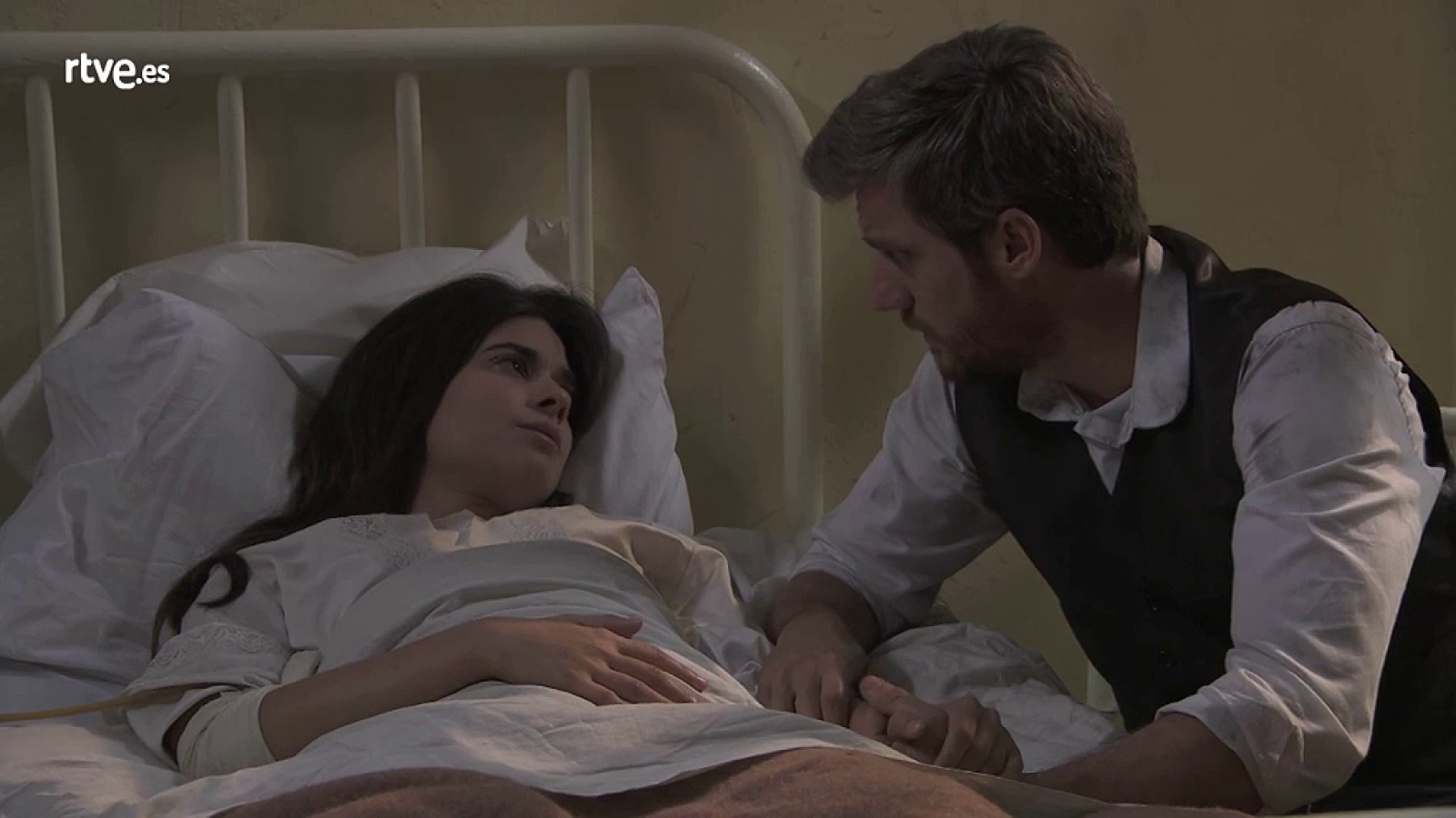 Acacias 38 - Teresa despierta después de días inconsciente