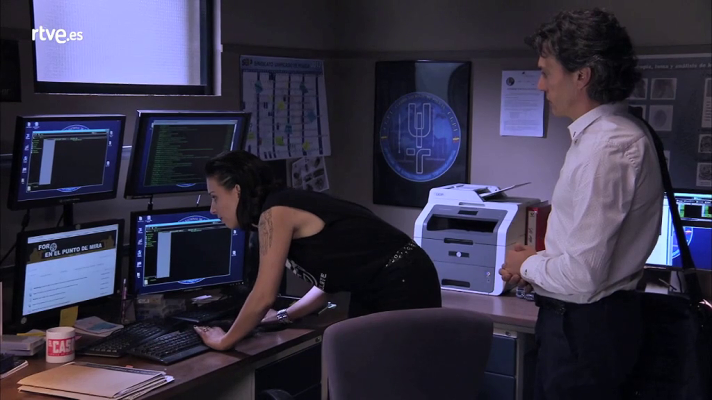 Servir y proteger - Laura descubre comentarios en un foro