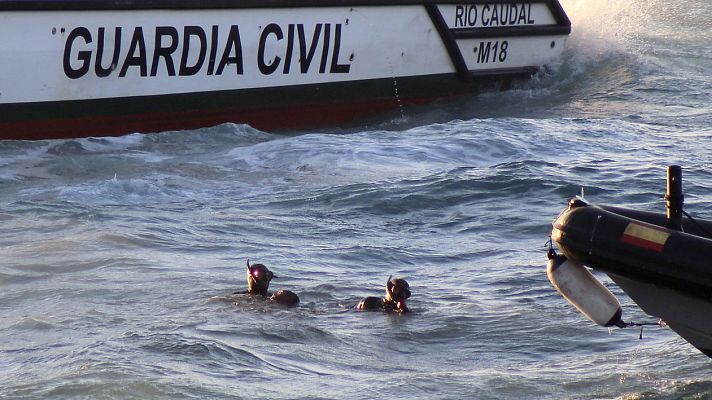 Telediario 1 - Fallece un inmigrante al ser arrojado al mar de la moto de agua que lo transportaba
