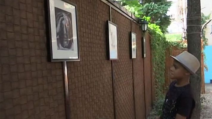 Telediario 1 - Un niño refugiado conocido como 'el pequeño Picasso' expone sus obras por primera vez