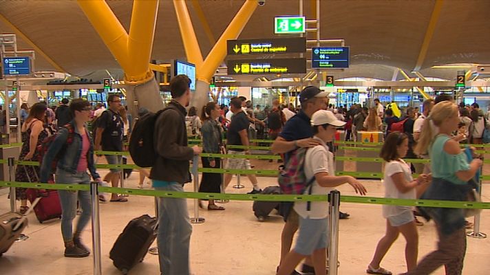 Telediario 1 - El puente del 15 de agosto marca el comienzo de las vacaciones de muchos españoles