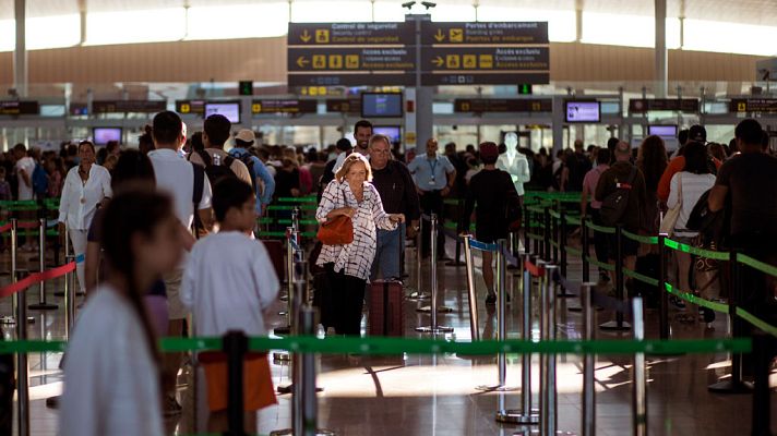 Telediario 1 - El aeropuerto de Barcelona vive una jornada tranquila