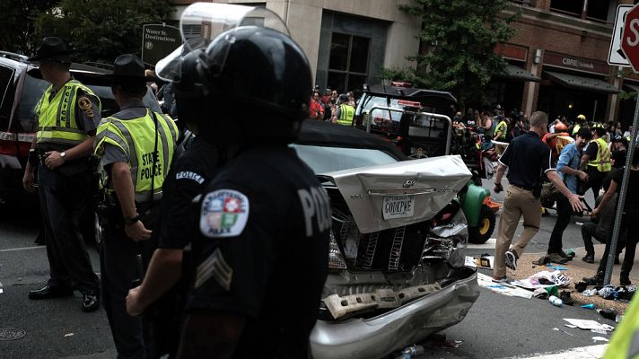 Telediario 1 - Un coche arrolla a un grupo de personas en EE.UU.