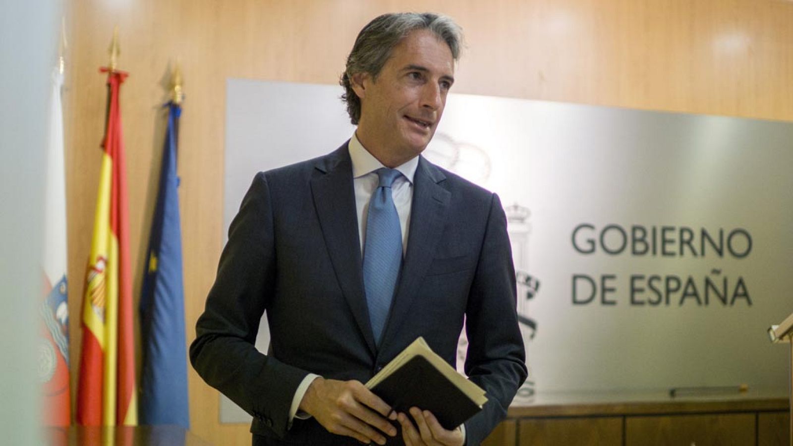 El Gobierno celebrará un Consejo de Ministros extraordinario este miércoles por la tarde para analizar la situación en el aeropuerto de El Prat tras la convocatoria de la huelga indefinida de los vigilantes de Eulen.Así lo ha confirmado el ministro d