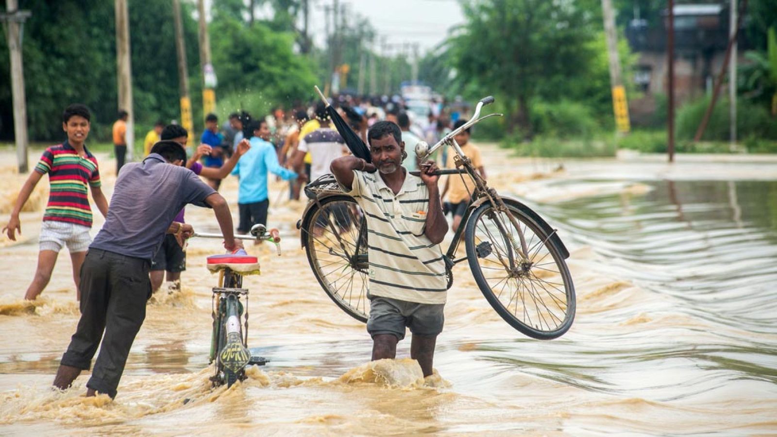 El Ministerio de Asuntos Exteriores ha confirmado que están sanos y salvos los 81 ciudadanos españoles atrapados por las inundaciones en un parque natural de Nepal. Algunos se preparan para volver a casa y otros seguirán haciendo turismo. En tres día
