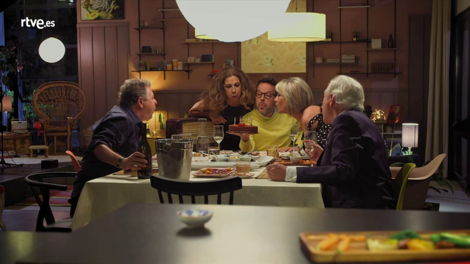 Lolita tiene un plan - Luis del Olmo, Juan Luis Cano, Julia Oteor, Lolita y Àngel Llácer soplan las velas