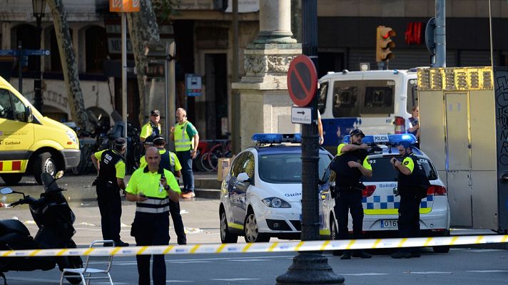 Informativo 24h - Al menos un muerto y veinte heridos en un atropello masivo en las Ramblas de Barcelona