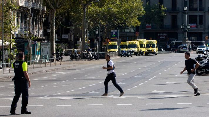 Informativo 24h - Al menos tres muertos y una veintena de heridos en un atentado en las Ramblas de Barcelona