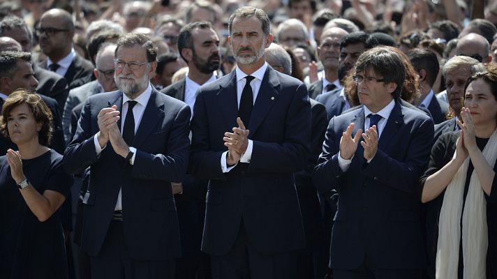 Informativo 24h - Felipe VI flanqueado por los presidentes Rajoy y Puigdemont comparte el minuto de silencio en Barcelona por las víctimas del atentado