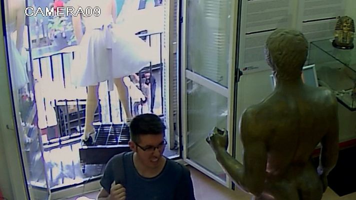 Telediario 1 - Atentados en Cataluña | Primeras imágenes del paso de la furgoneta por Las Ramblas