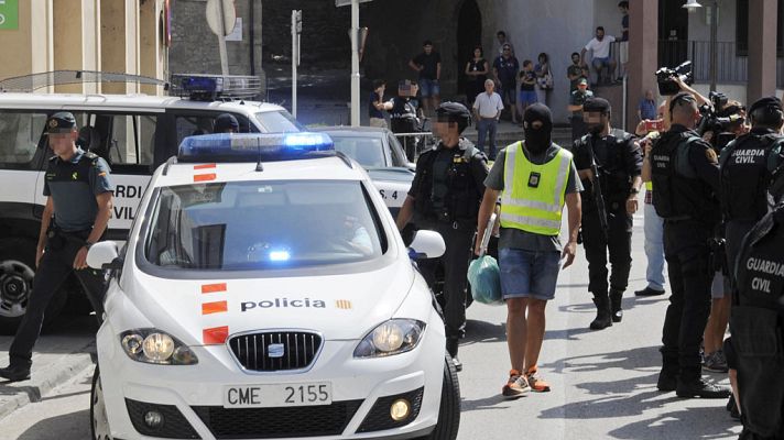 Informativo 24h - Los Mossos registran la vivienda de un imán de Ripoll