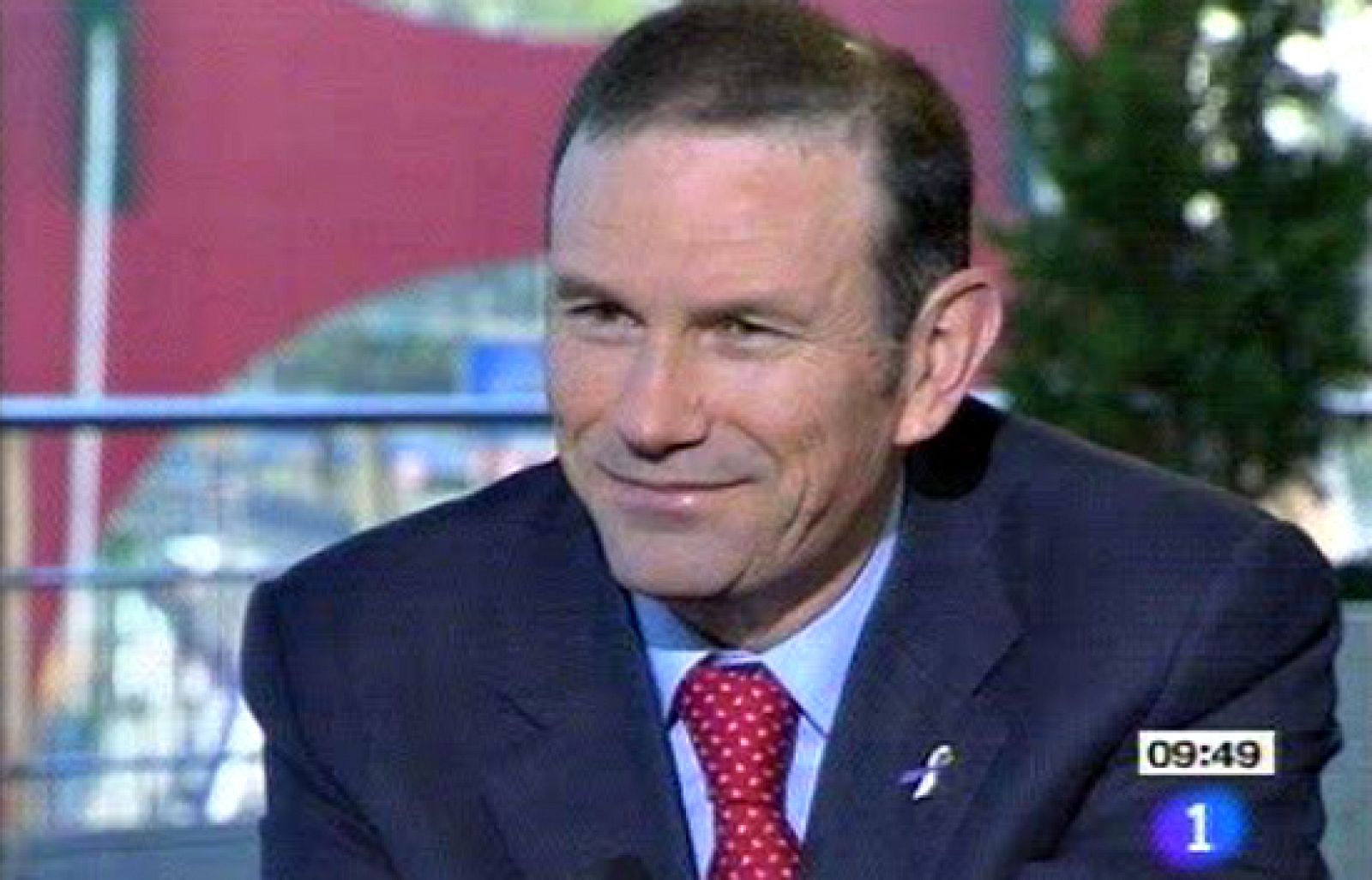 El candidato del PNV al Gobierno del País Vasco, Juan José Ibarretxe, ha señalado que su objetivo es que el centro de decisión de las cuestiones políticas y económicas de Euskadi no se trasladen a Madrid, como quieren, en su opiniòn, el PSOE y el PP