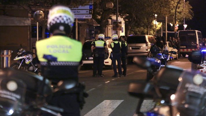 Telediario 1 - Sin aclarar el suceso del coche que se saltó un control en la Diagonal, en cuyo interior hallaron un cadáver