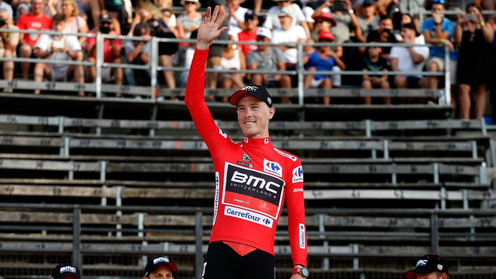 Rohan Dennis del BMC se enfunda el primer maillot rojo de la Vuelta | Ver