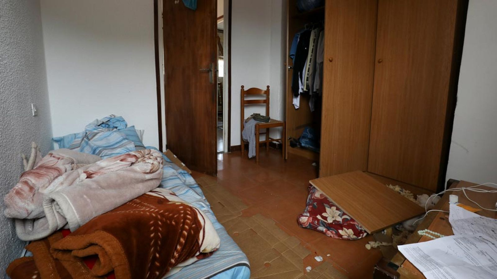 Este edificio de Ripoll, con varios pisos desocupados en su interior, centra ahora las miradas de la policía. Sospechan que aquí el imán y los terroristas, menores de 30 años, se encontraban a escondidas.