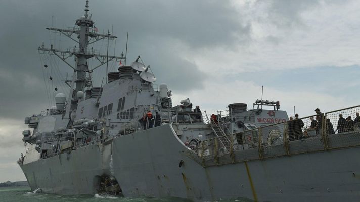 Telediario 1 - Diez desaparecidos tras colisionar un destructor estadounidense contra un mercante en Singapur