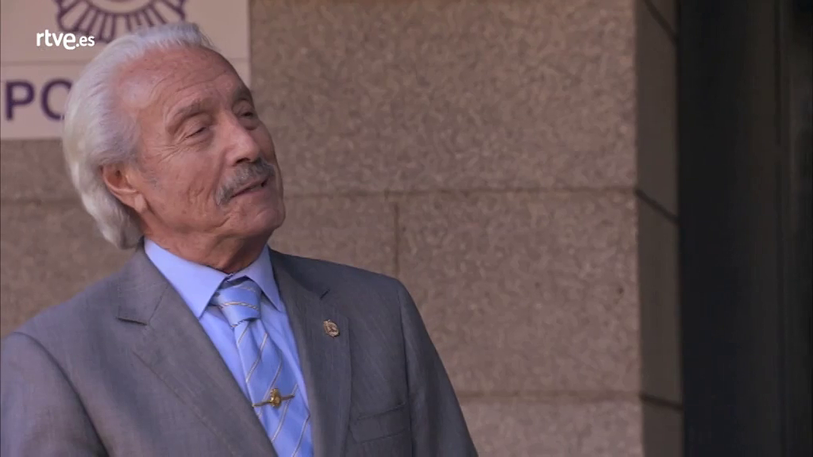 Servir y Proteger - Don Augusto manda indirectas a Lola