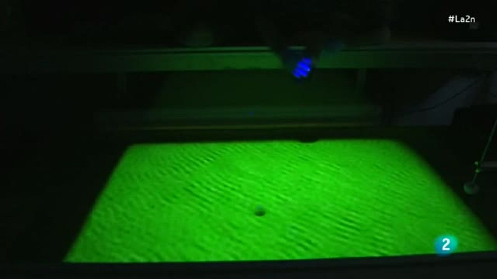 La 2 Noticias - Agujero negro en la bañera