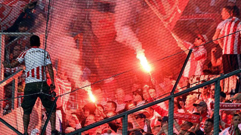 En Alemania se preguntan cómo pueden terminar con la violencia en los campos de fútbol. Su idea es apostar por el dialogo pero los ultras parece que han declarado la guerra a la federación.